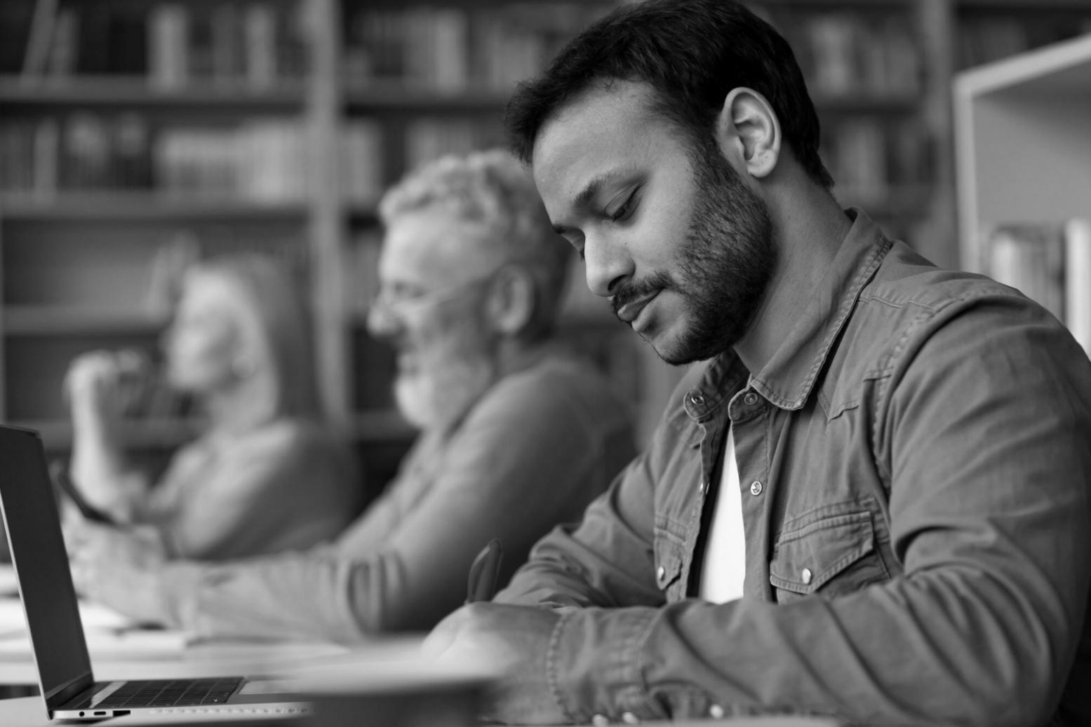 Estudiantes trabajando en análisis financiero con calculadoras y documentos